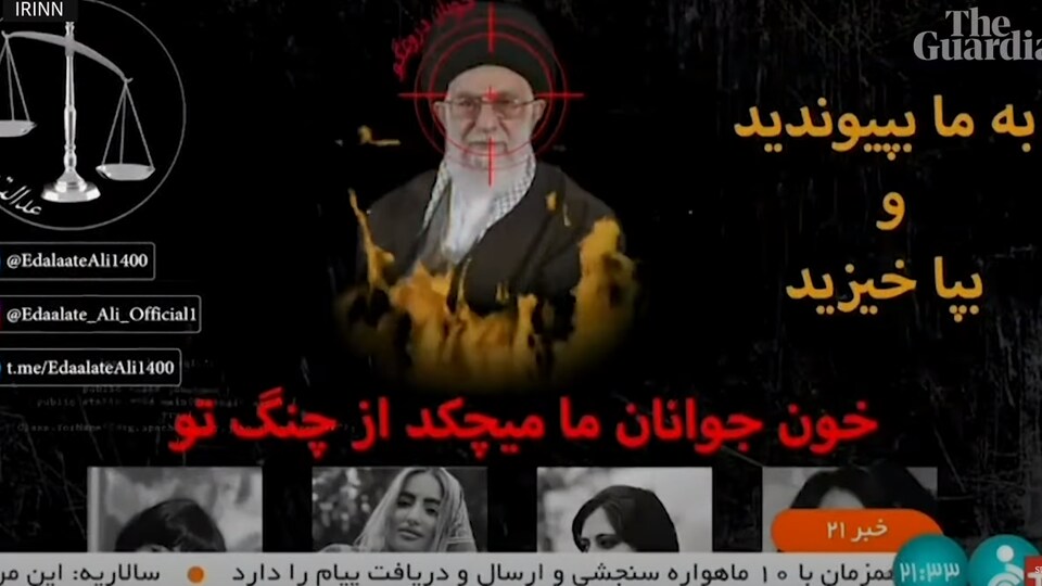 Une image d'Ali Khamenei entouré de flammes et avec un viseur sur la tête.