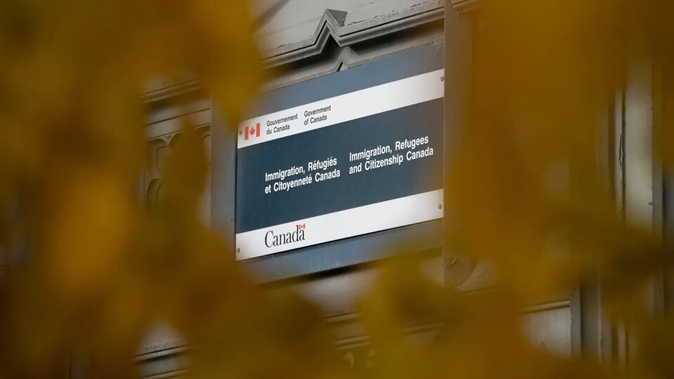 Panneau sur un immeuble d'Immigration, Réfugiés et Citoyenneté Canada