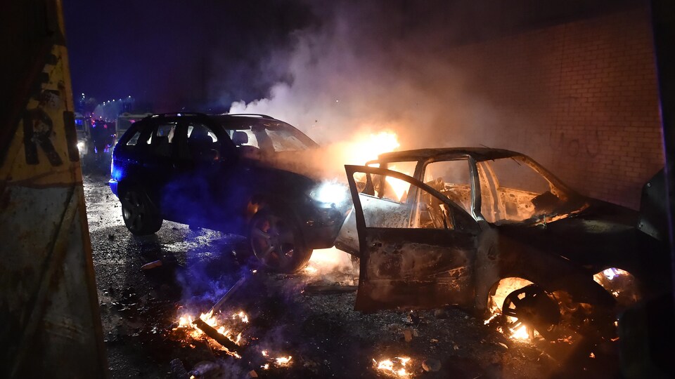 Deux voitures incendiées.