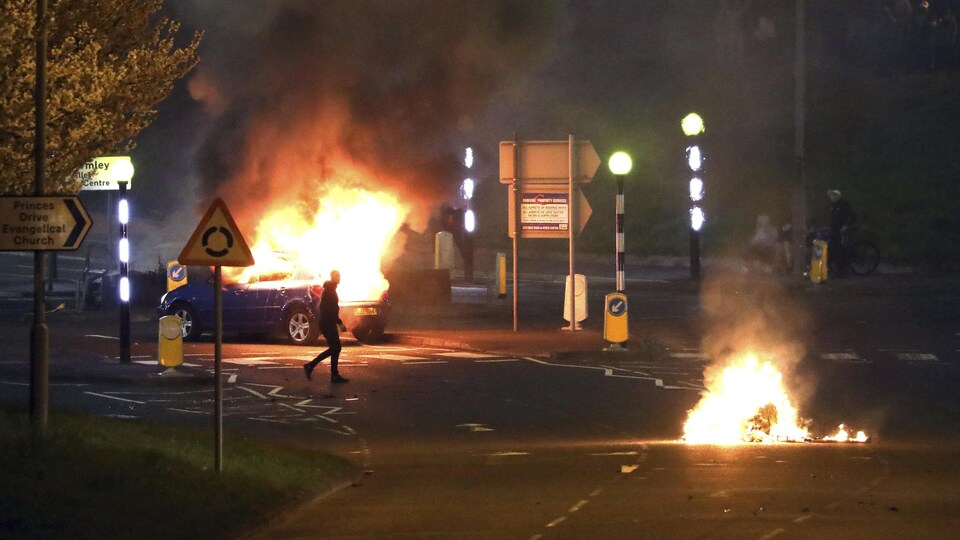 Véhicule incendié sur une voie publique de Belfast.