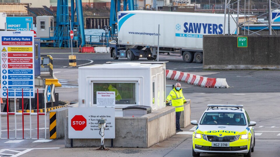 Une guérite dans un port de l'Irlande du Nord.