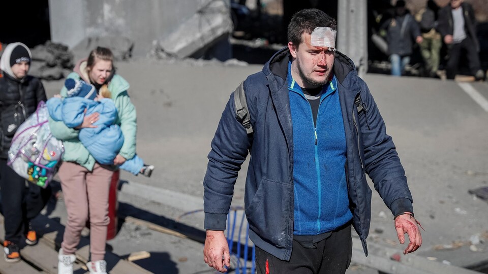 Des civils ukrainiens quittent leur ville en proie aux bombardements.