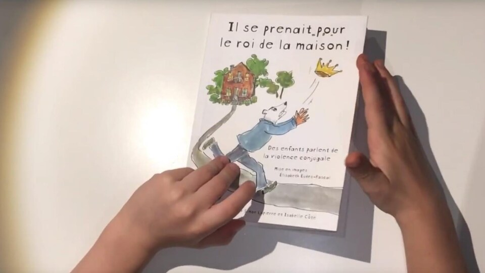 La couverture du livre avec des mains d'enfant.
