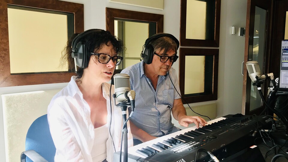 Isabelle Cyr et Yves Marchand en prestation dans le studio de Radio-Canada.