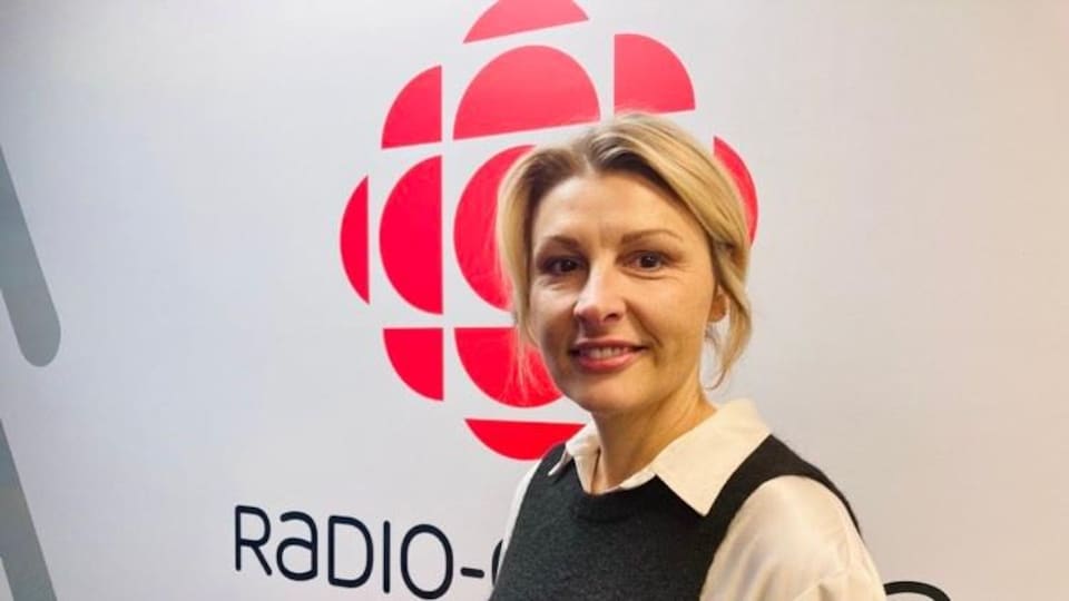 Julie D'Amours dans les locaux de Radio-Canada à Rouyn-Noranda.