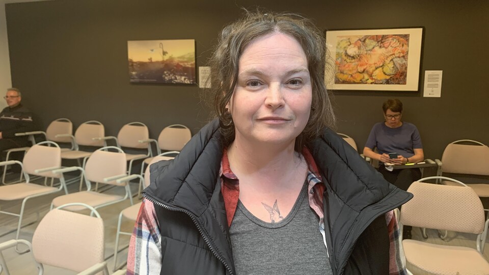 Des citoyens accueillent de pied ferme les membres du conseil municipal