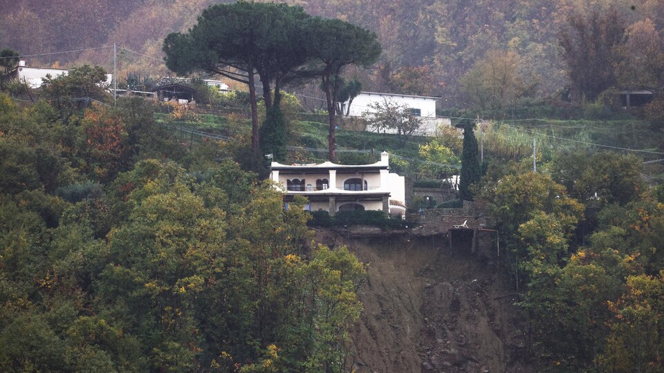 Une maison au bord d'un précipice après un effondrement de terrain à Ischia.