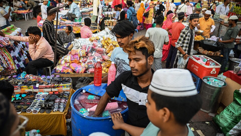 Des vendeurs de rues proposent des boissons rafraîchissantes à l'occasion de l'Aïd el-Fitr.