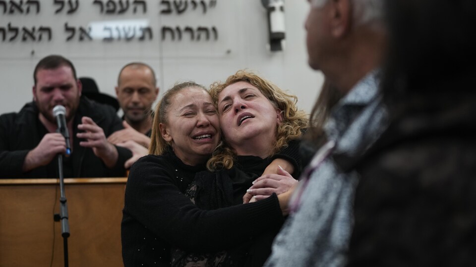 Des personnes endeuillées lors des funérailles de Rafael Ben Eliyahu, victime d'une fusillade survenue vendredi dans Jérusalem-Est.