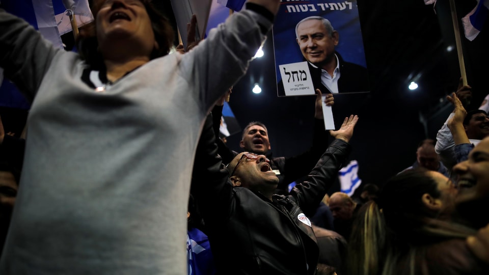Des partisans de Benyamin Nétanyahou, à Tel-Aviv, après l'annonce des sondages donnant le premier ministre victorieux.