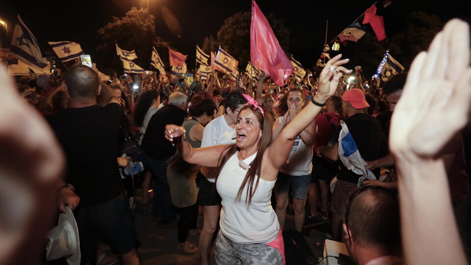 Une foule en liesse, à Jérusalem.