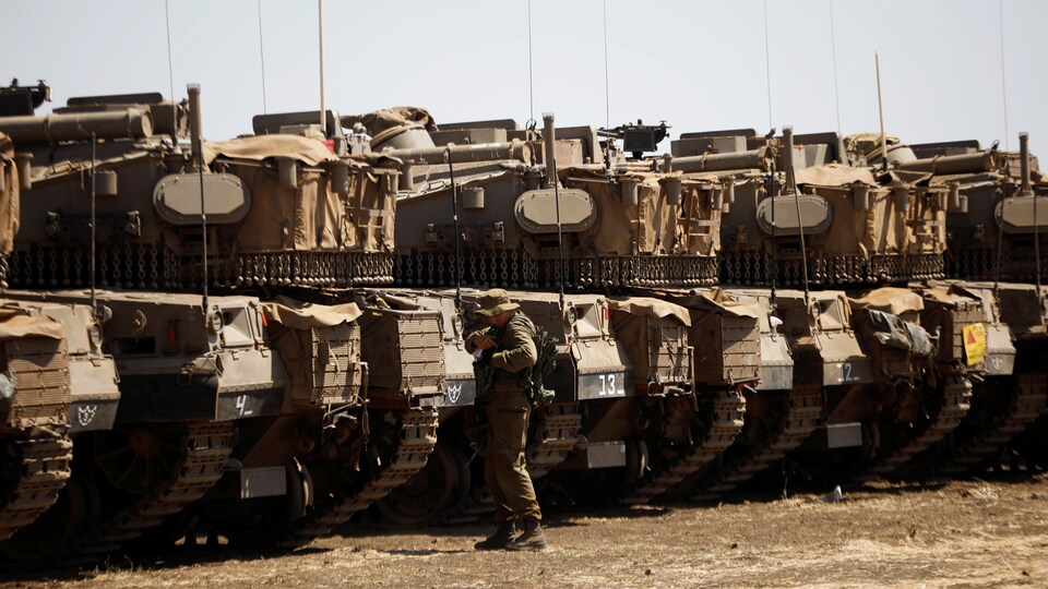 Une ligne de chars israéliens à la frontière avec la Syrie
