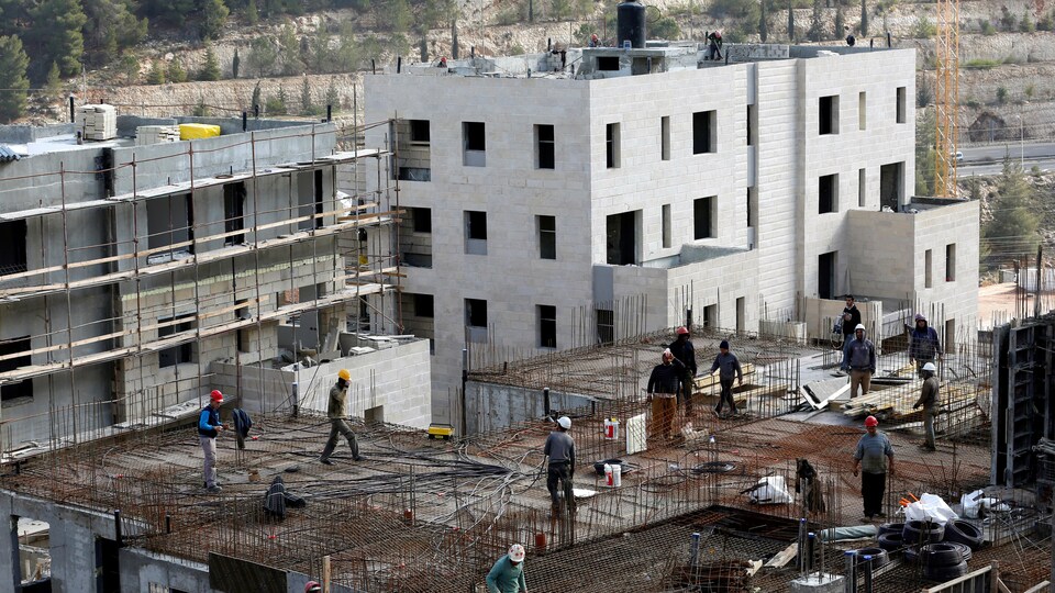 Des logements en construction dans la colonie israélienne de Ramot.