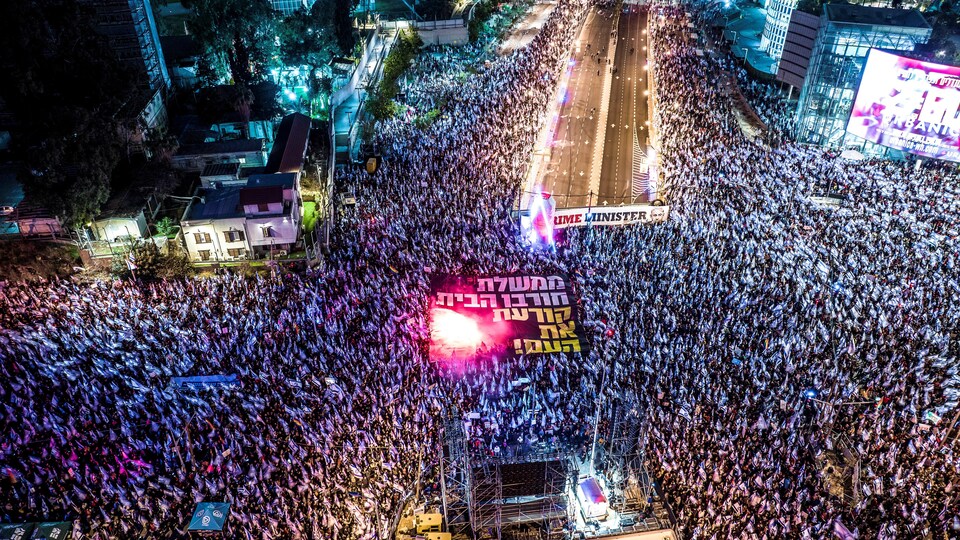 Des milliers de manifestants à Tel-Aviv samedi. 