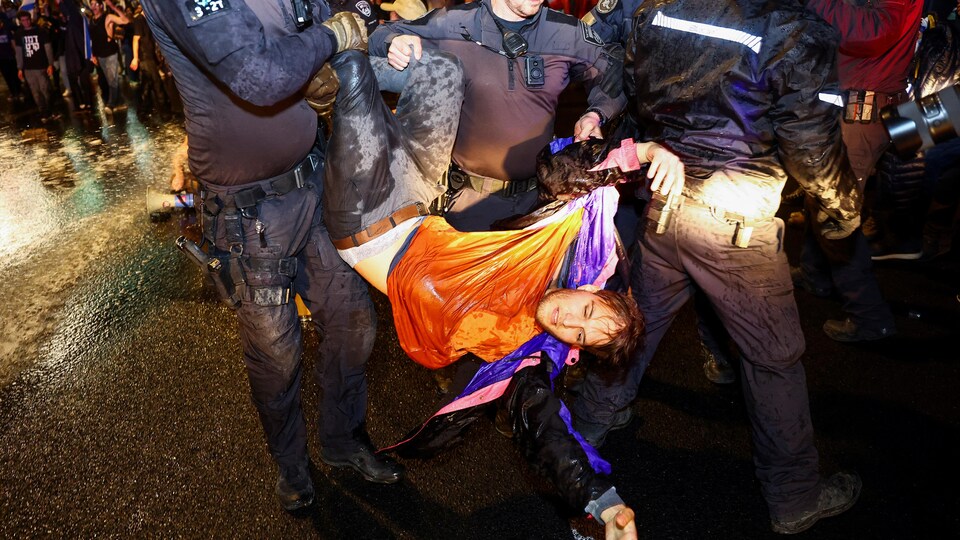Un homme arrêté lors d'une manifestation à Tel-Aviv.