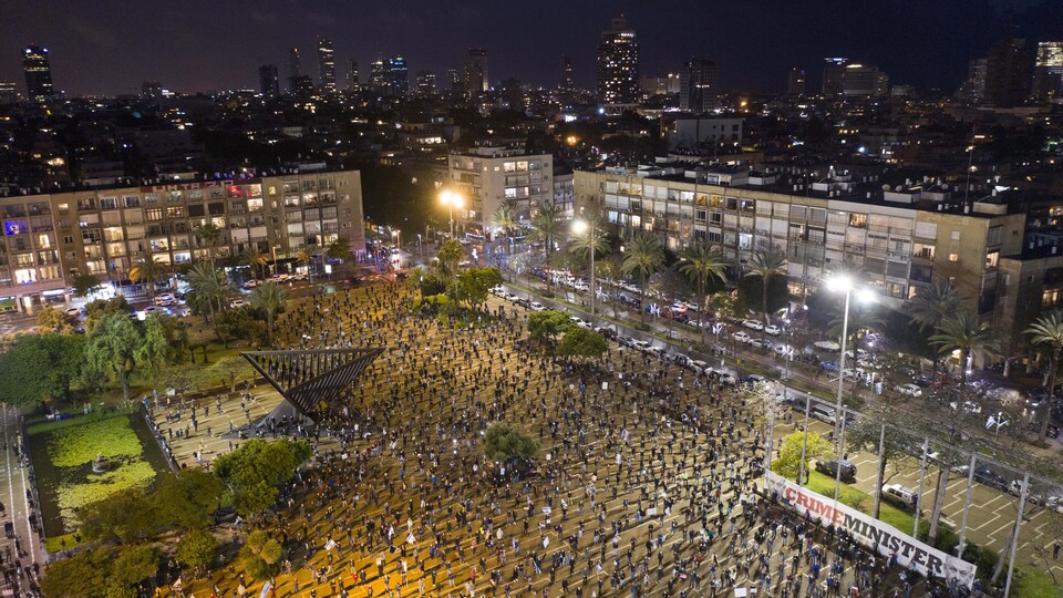 Environ 2000 personnes debout à l'extérieur.