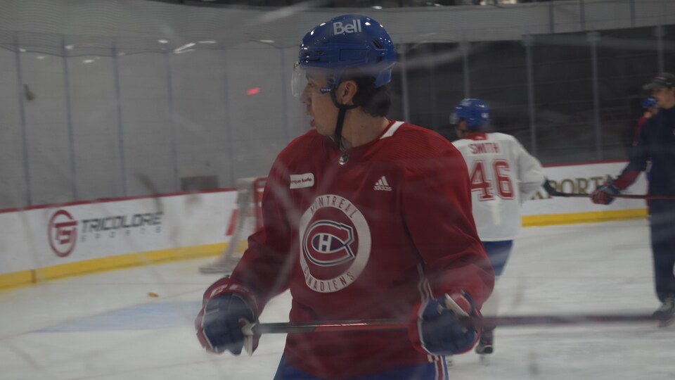 Un homme joue au hockey et porte un chandail du Canadien.
