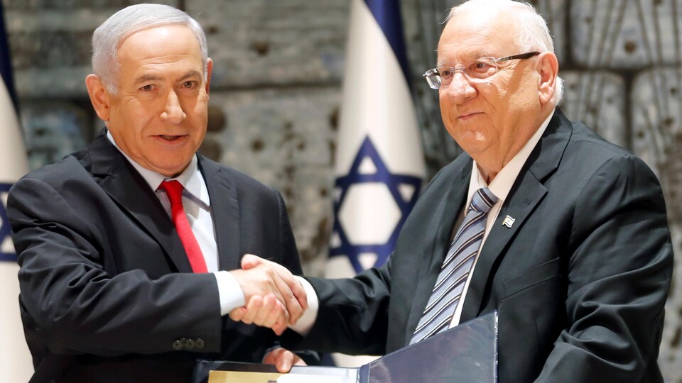 Le président israélien Reuven Rivlin (à droite) remet une lettre de nomination au premier ministre israélien Benyamin Nétanyahou.