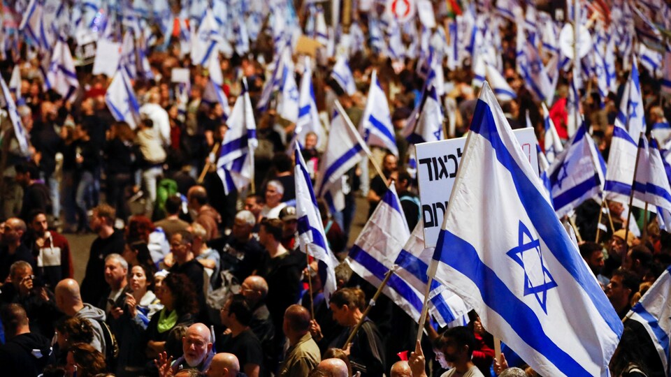 Une marée de drapeaux israéliens bleu et blanc à Tel-Aviv.
