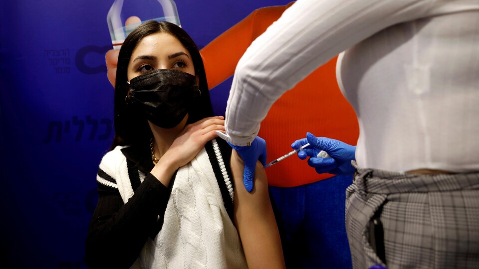 Une femme reçoit une injection.