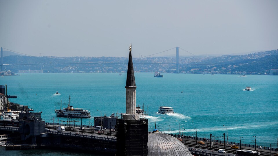 L'eau était turquoise dans le détroit du Bosphore à Istanbul, en Turquie, le 14 juin 2017.