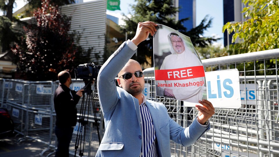 Un manifestant brandit une affichette du journaliste saoudien supposément exécuté Jamal Khashoggi.