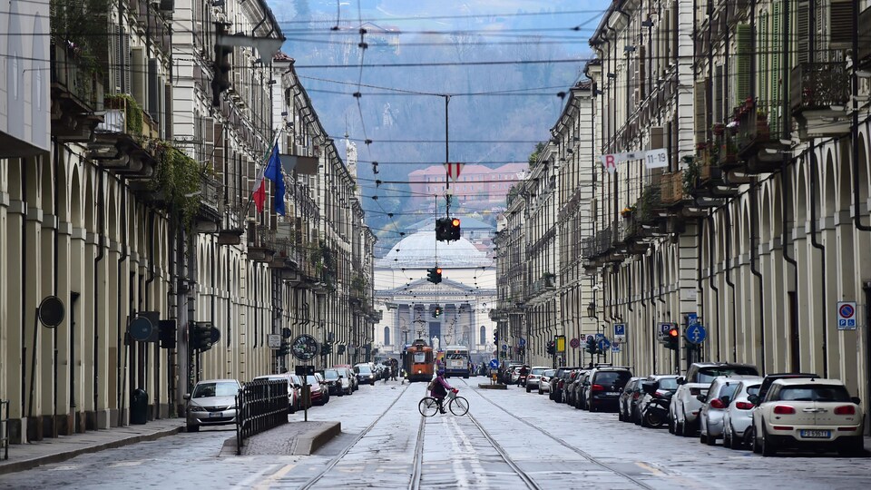 Une rue quasi déserte à Turin, en Italie.