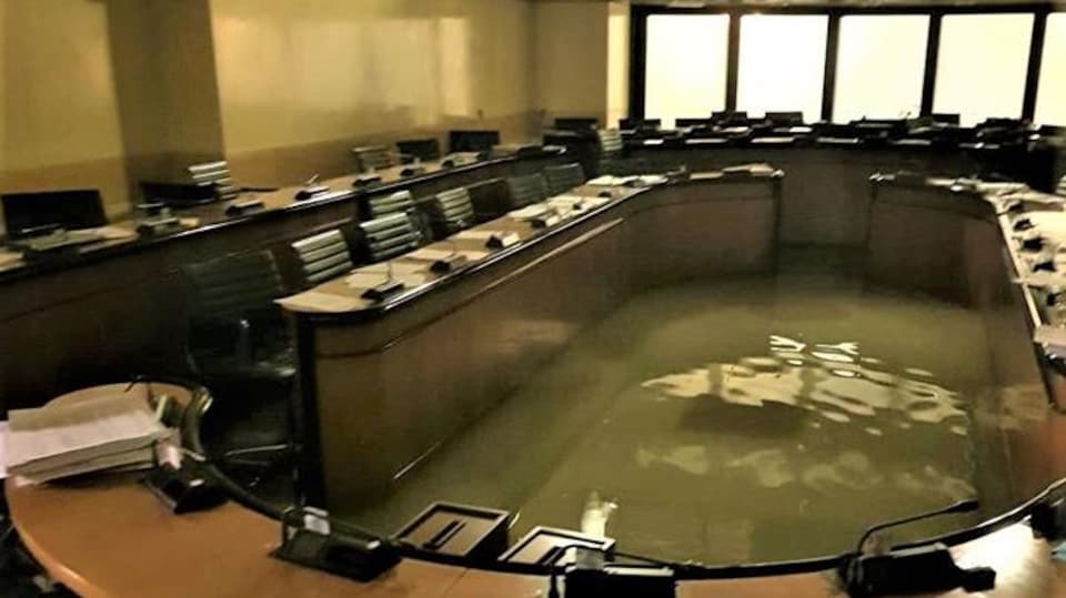Une salle de réunion désertée et inondée.