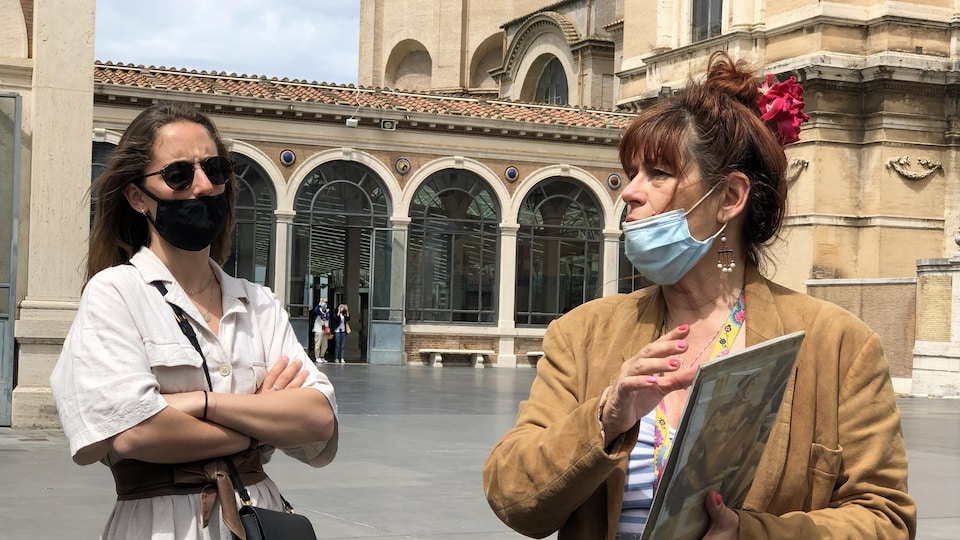 Sophie Benezech davanti a un turista.