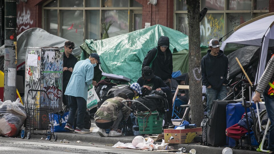 Des gens qui vivent dans des tentes sur la rue Hastings Est de Vancouver. 