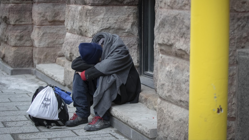 Image d’un itinérant dans les rues de Montréal. 
Photo prise dans le centre-ville de Montréal, Québec, Canada.