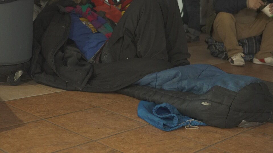 Plusieurs personnes en situation d'itinérance sont dans une halte-chaleur pour la nuit.
