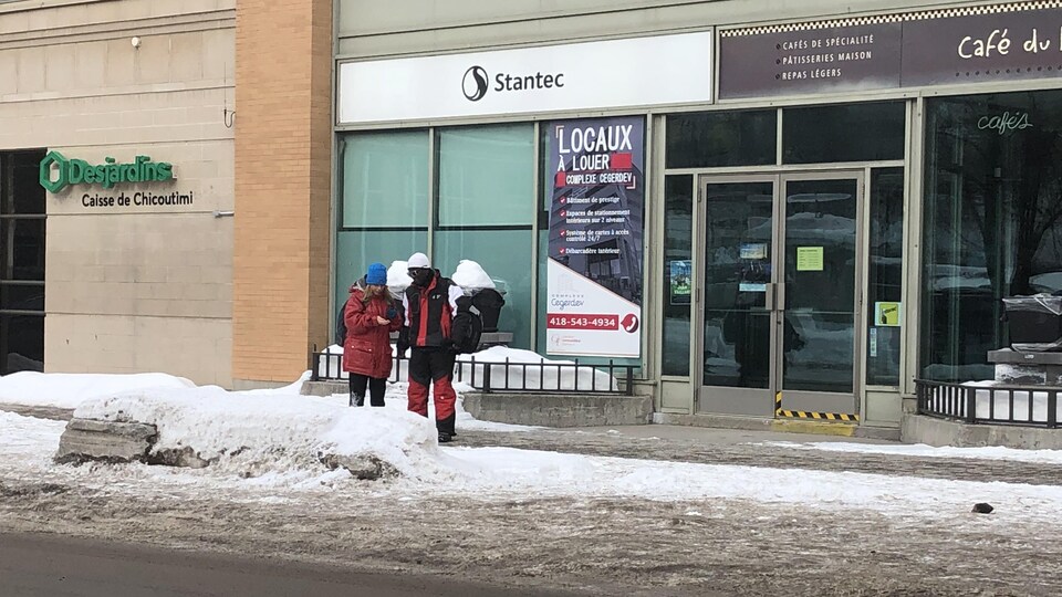 Deux personnes regardent les pièces de monnaie dans leurs mains.