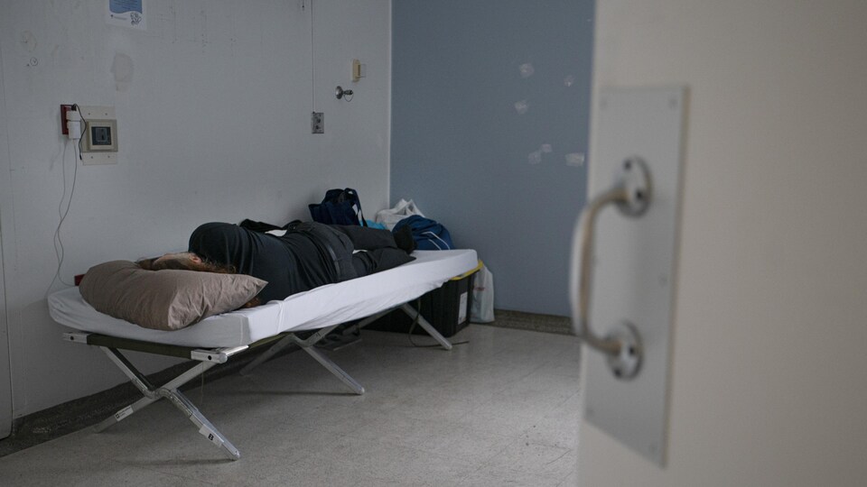 Un itinérant dort dans l'une des chambres de l'ancien hôpital Royal Victoria.