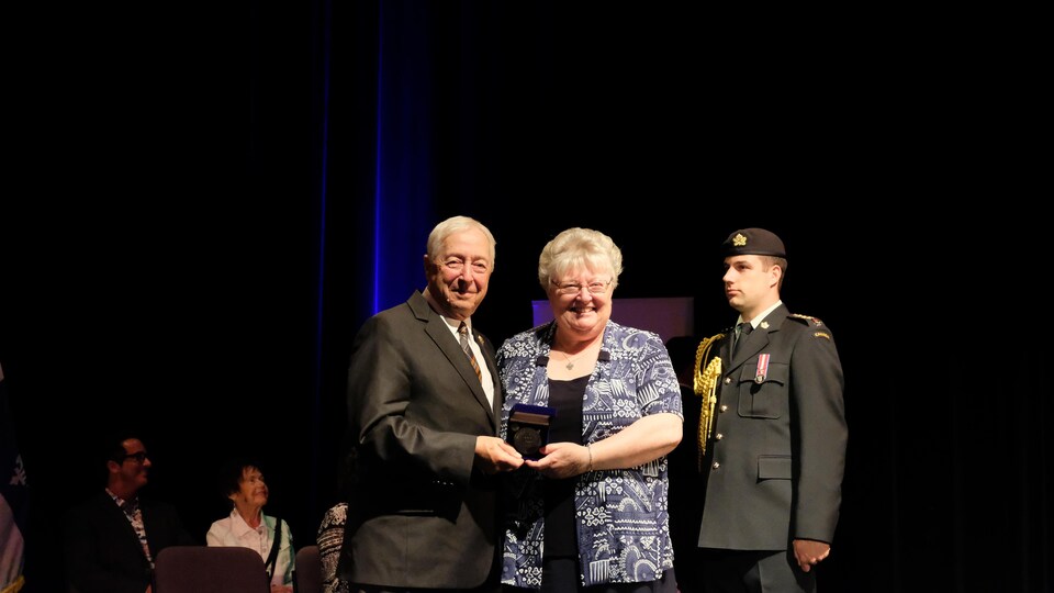 Renelle Lasalle reçoit la médaille du Lieutenant gouverneur du Québec, l'honorable J. Michel Doyon