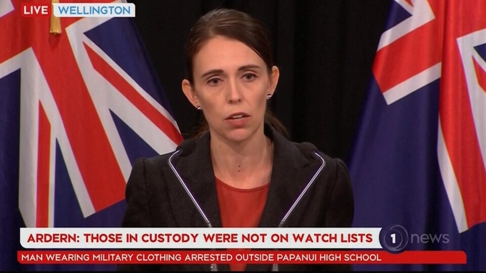 Une femme répond aux questions des journalistes.