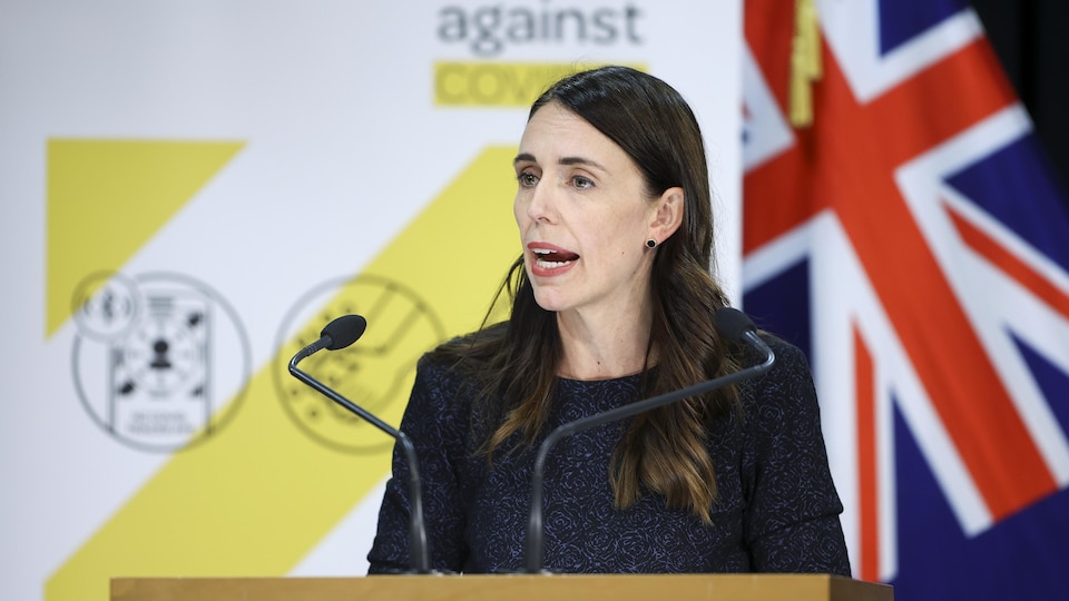 La première ministre Jacinda Ardern au lutrin