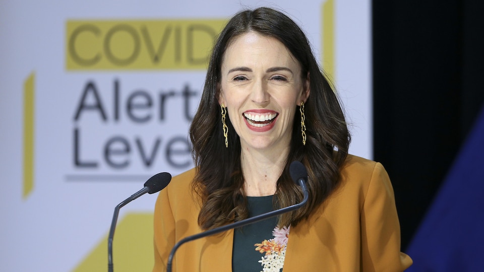 La première ministre néo-zélandaise sourit.
