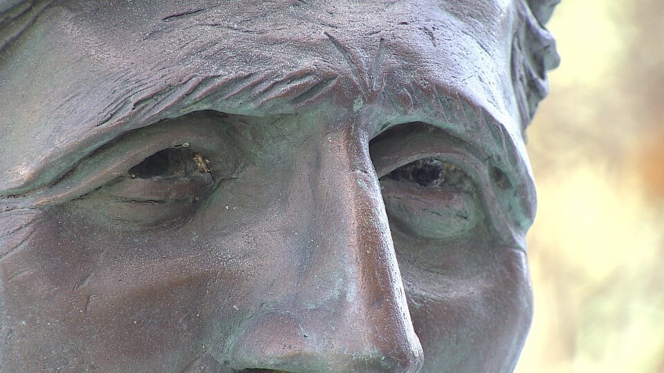 Une photo de la statue de Jack London montre le haut de son visage, soit les yeux, son nez et son front.