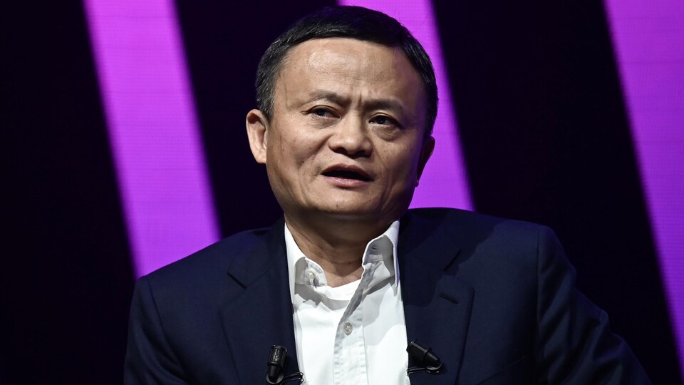 Jack ma parle devant des néons roses.