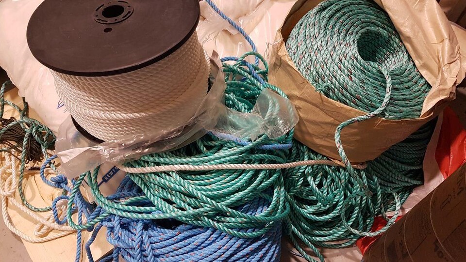 Différents types de cordages utilisés pour la pêche.