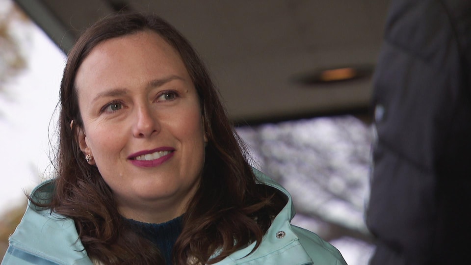 Jackie Smith accorde une entrevue à l'extérieur à la journaliste de Radio-Canada Louise Boisvert.