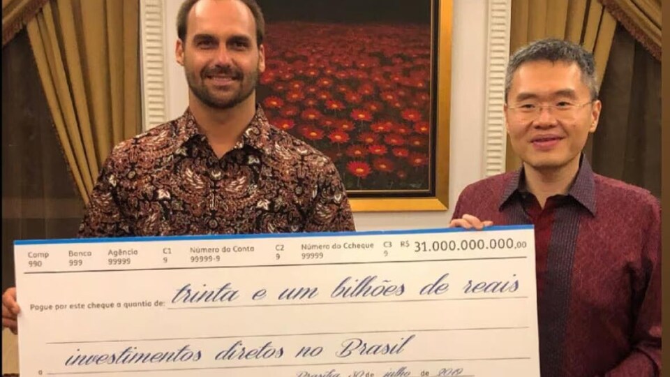 Jackson Wijaya, à droite, est vu avec l'homme politique brésilien Eduardo Bolsonaro dans cette image envoyée via Twitter le 30 juillet 2019.