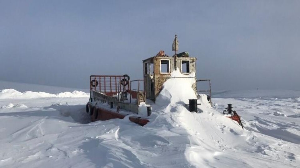 La glace et la neige immobilisent un bateau à Resolute Bay.