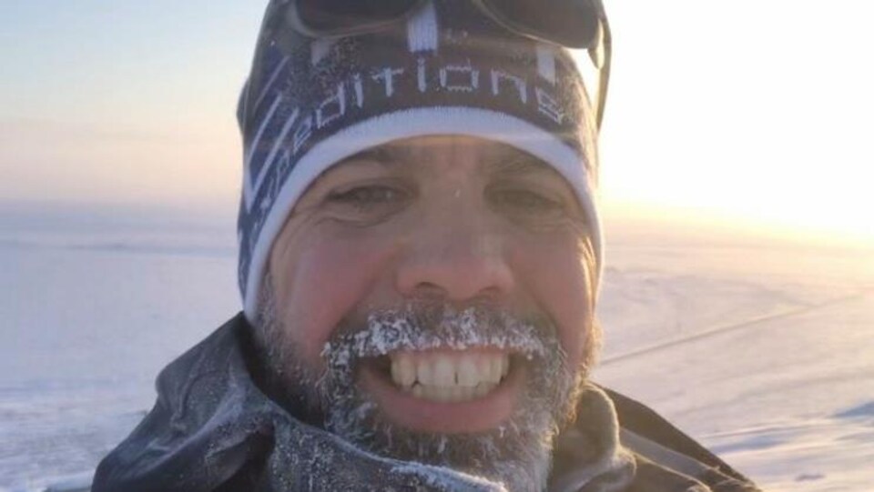 De la glace s'est formée dans la barbe de Jacob Racine.