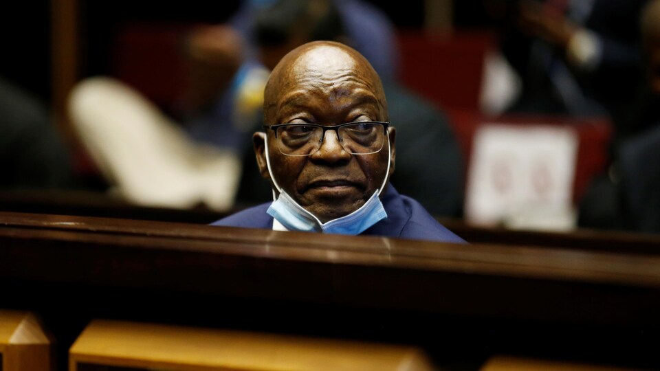 Jacob Zuma, assis dans un tribunal, un masque sous le menton. 
