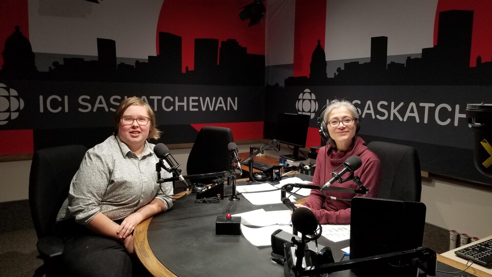 Jacq Brasseur et Doris Labrie posent devant la caméra dans le studio de radio de Radio-Canada à Regina