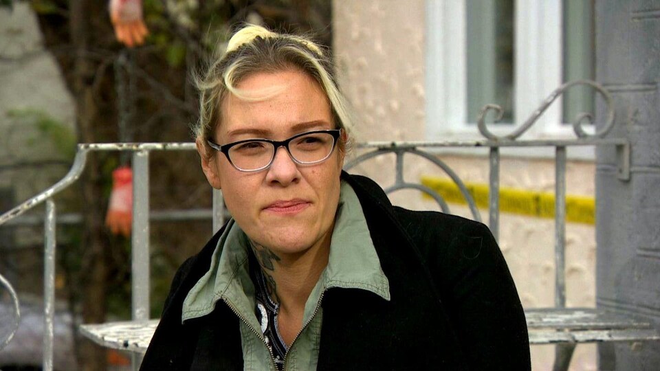 Mme Flett assise sur les marches d'un escalier.