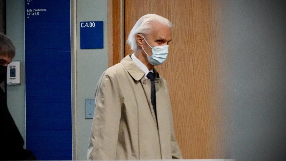 Jacques Delisle avec un masque.