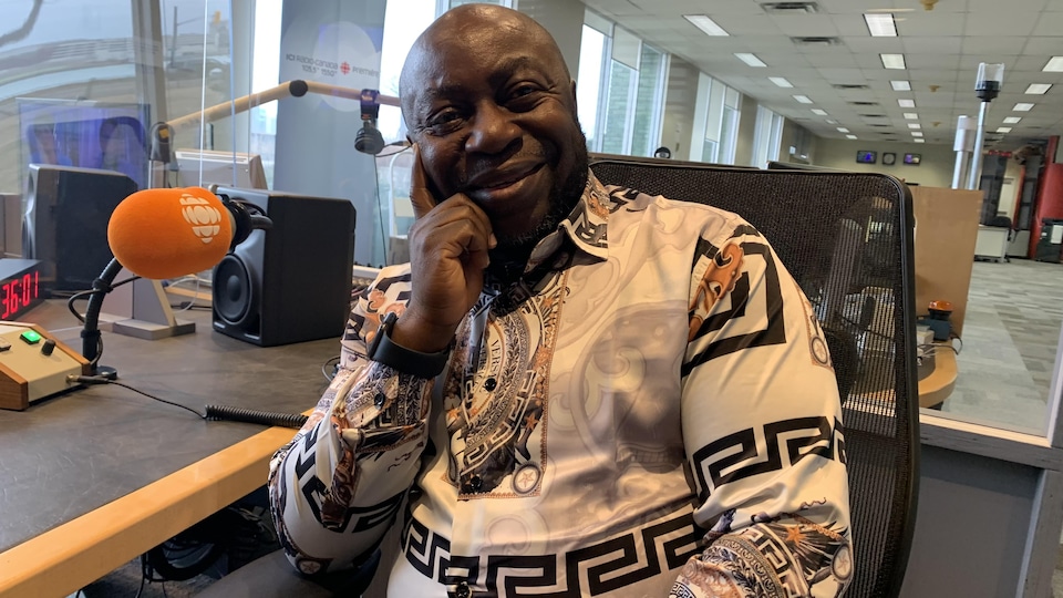 Jacques Lehani Kagayo assis sur chaise du studio de radio-Canada Windsor.